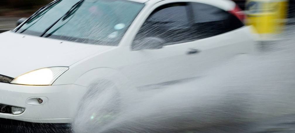 A4 nach Unfällen durch Aquaplaning gesperrt gewesen