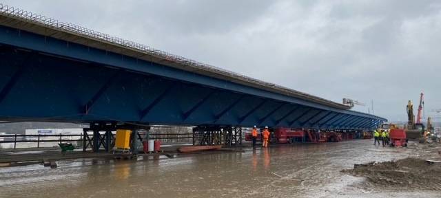 Haarbachtalbrücke: Einschub der Brückenteile