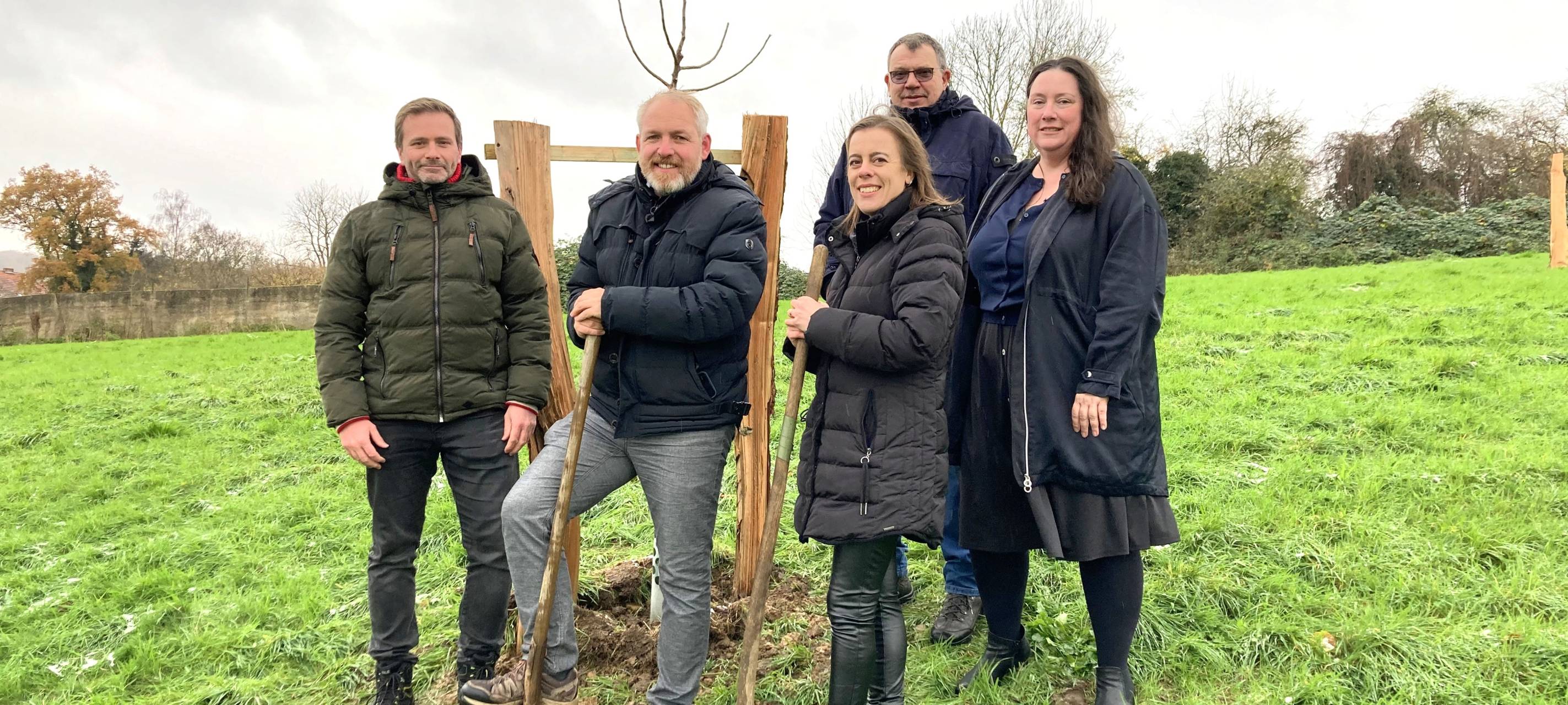 Nachhaltiges Weihnachtsgeschenk: Baumpaten-Spende in Eschweiler