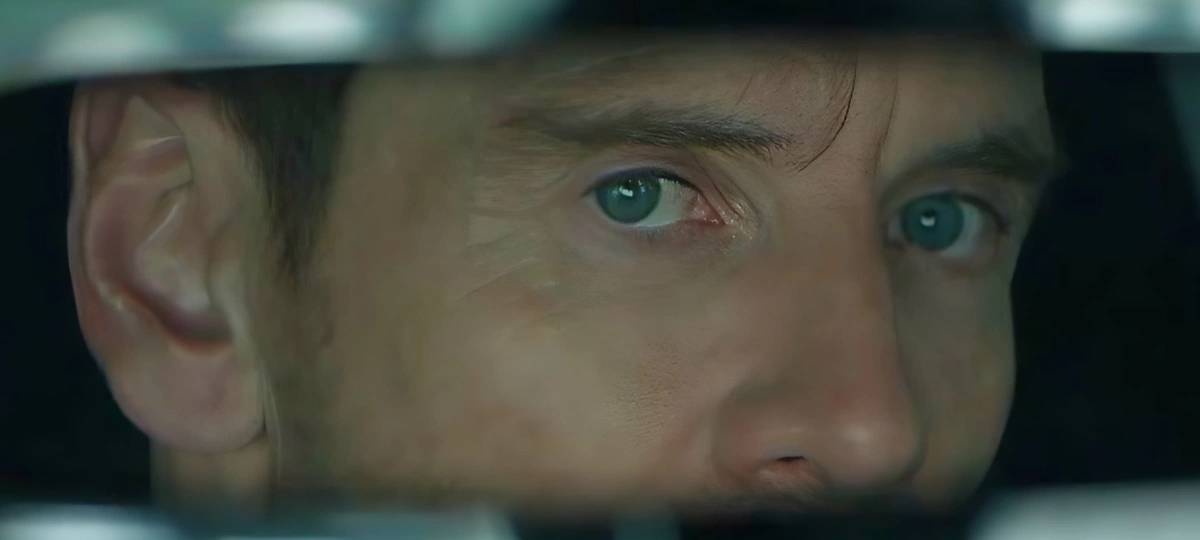 Martian schaut in den Rückspiegel.