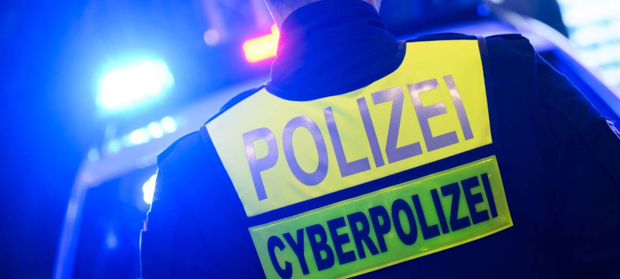 Ein Polizist von der zentralen Ansprechstelle Cybercrime im Landeskriminalamt Niedersachsen steht bei einer Computerspielmesse in der Messe Hannover.