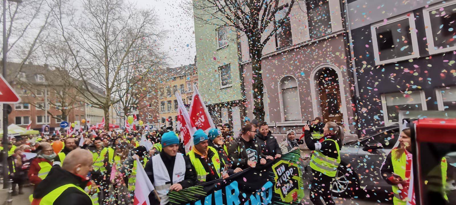 Streiks im Öffentlichen Dienst: 2.500 Menschen bei der Demo