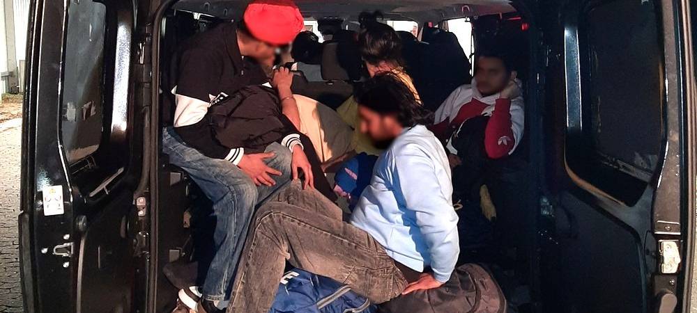 16 Mann in einem Transporter