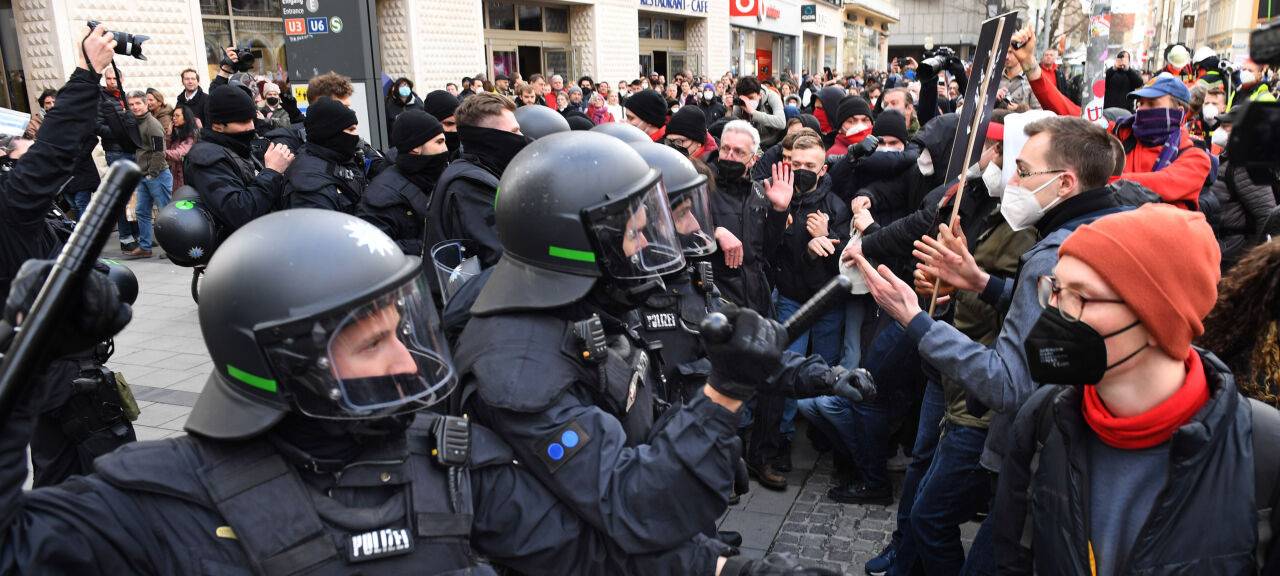 Polizeibeamte stehen Demonstranten gegenüber. Es kommt zu Gewaltszenen.