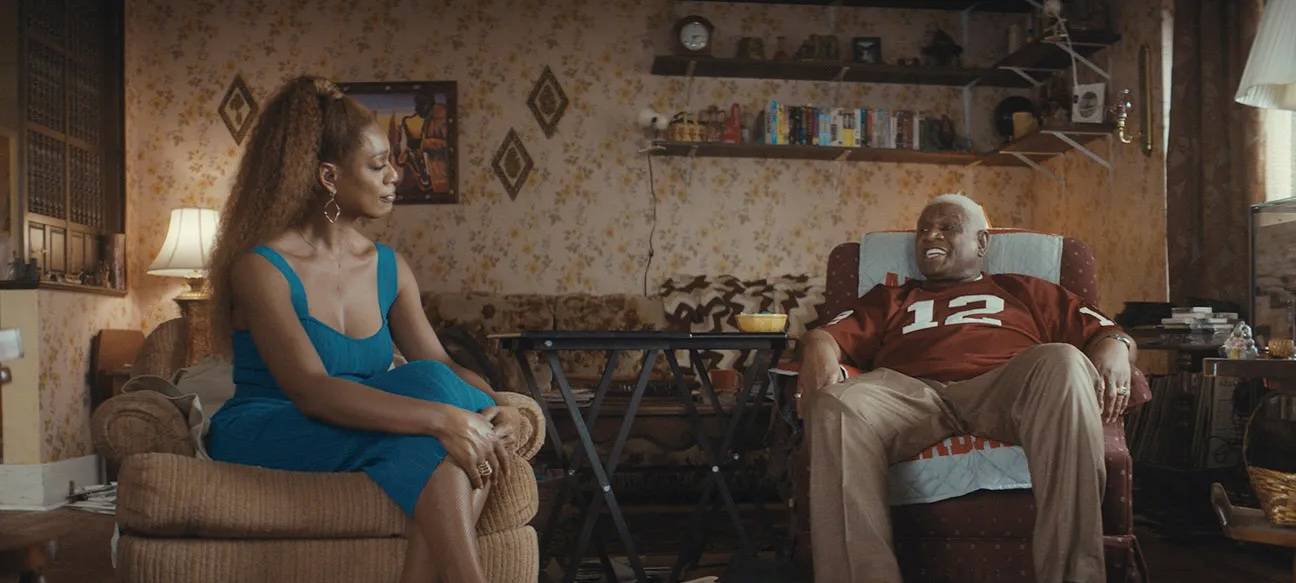 Desiree und ihr Vater im Wohnzimmer.