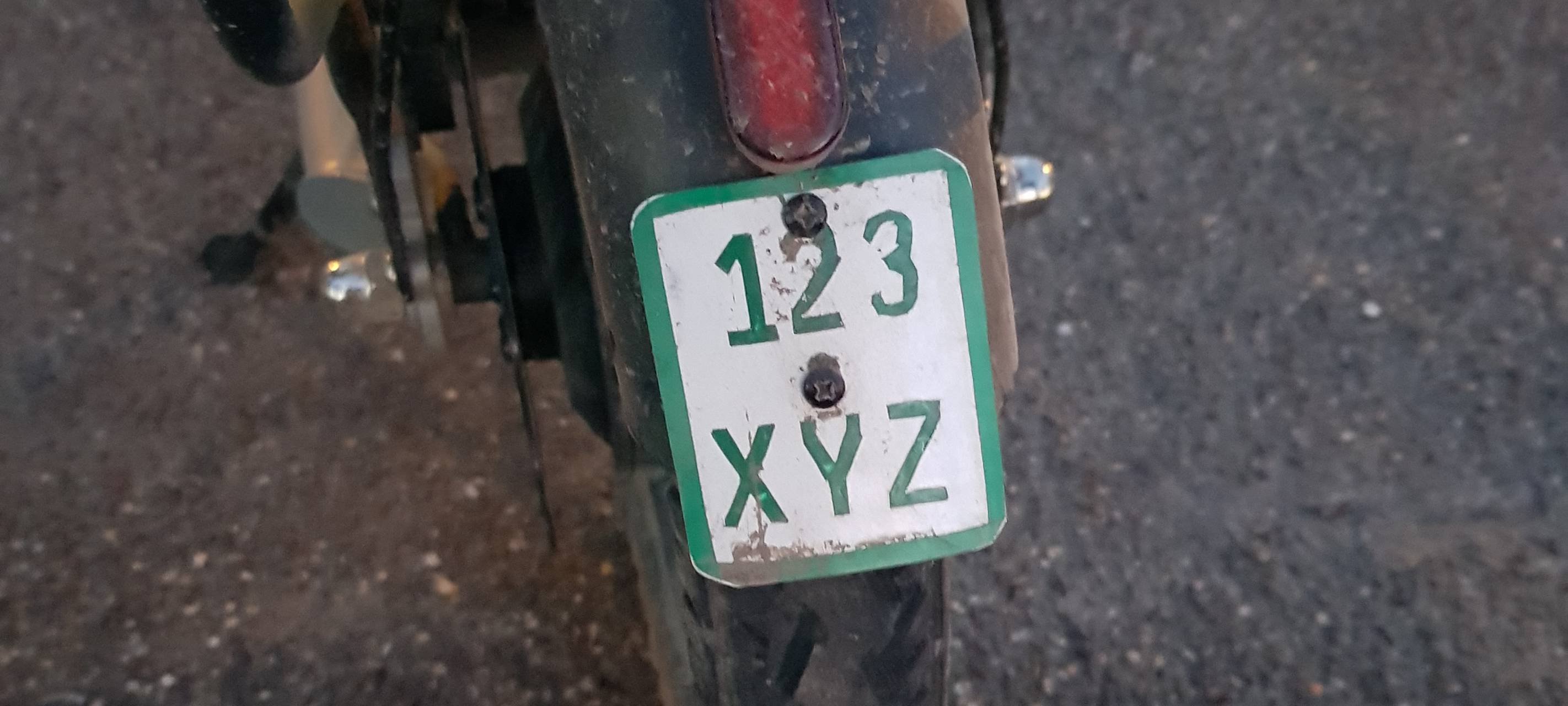 Selbst gebasteltes Kennzeichen am E-Scooter