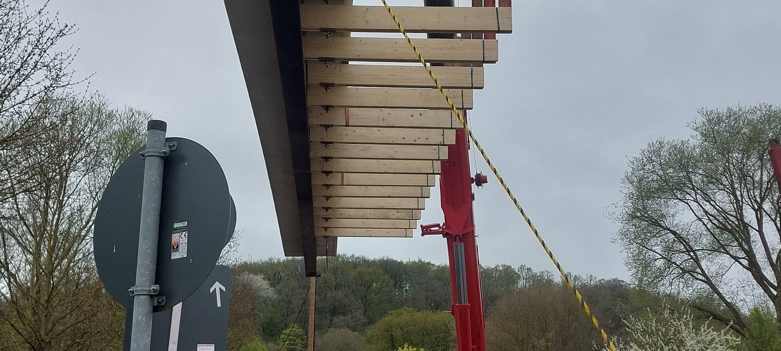 Eschweiler: Stahlträger für die neue Inde-Brücke
