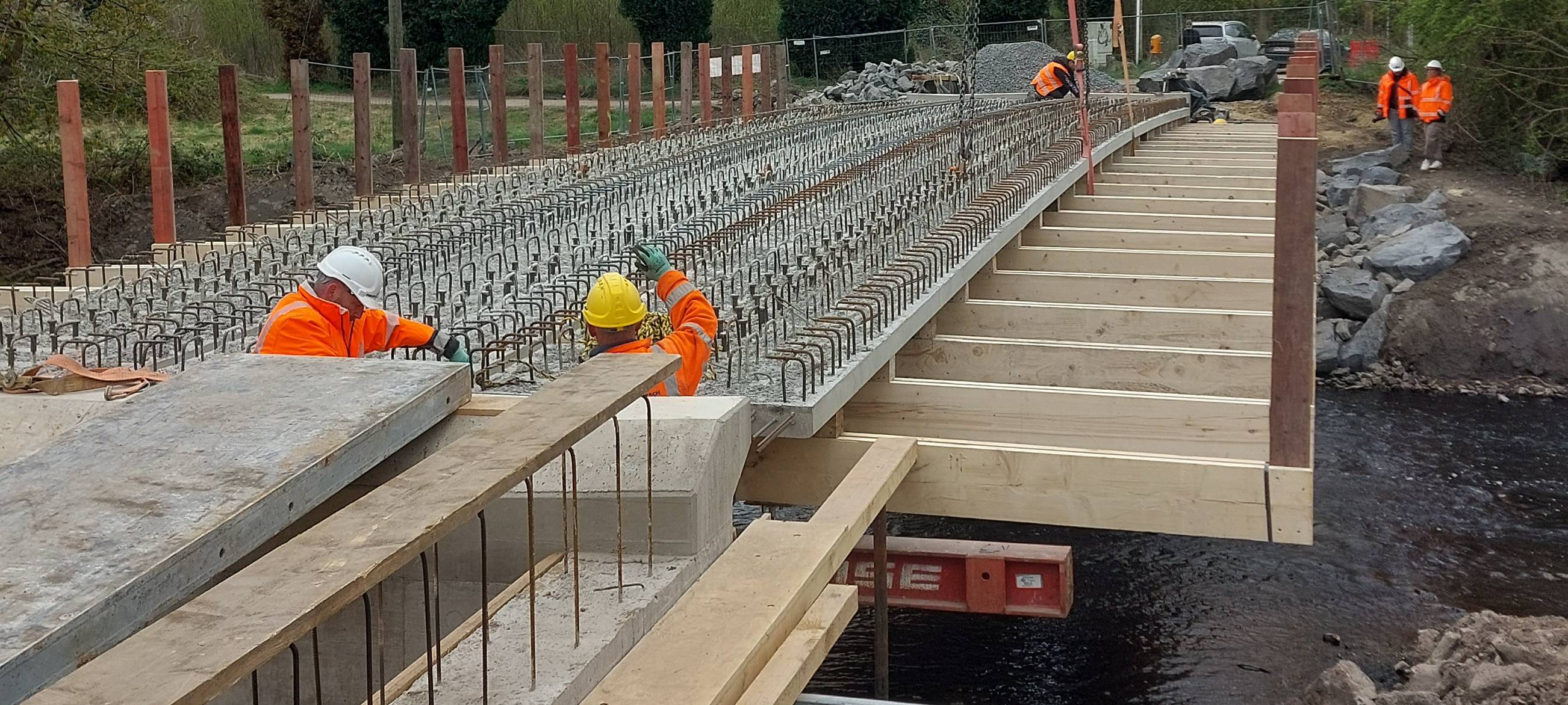 Eschweiler: Stahlträger für die neue Inde-Brücke