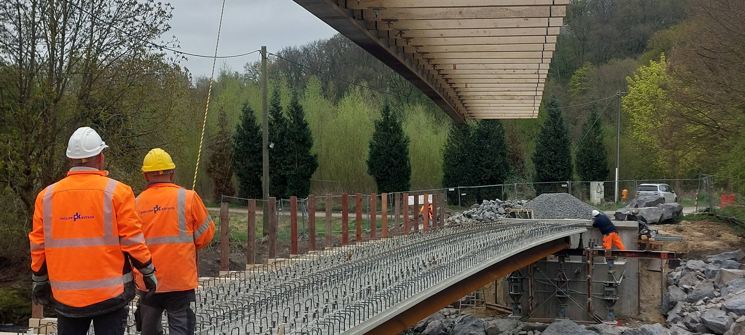 Eschweiler: Stahlträger für die neue Inde-Brücke