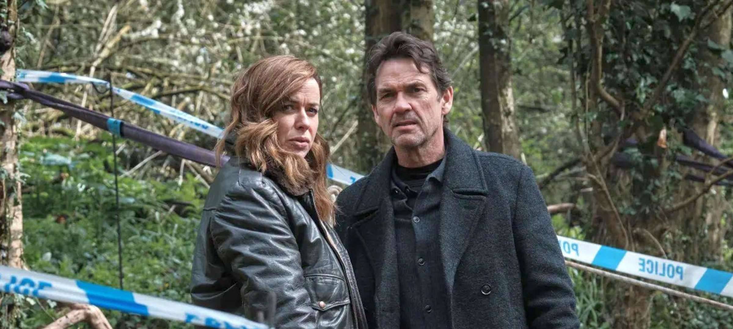 Die beiden Polizisten nehmen ihre Arbeit auf.