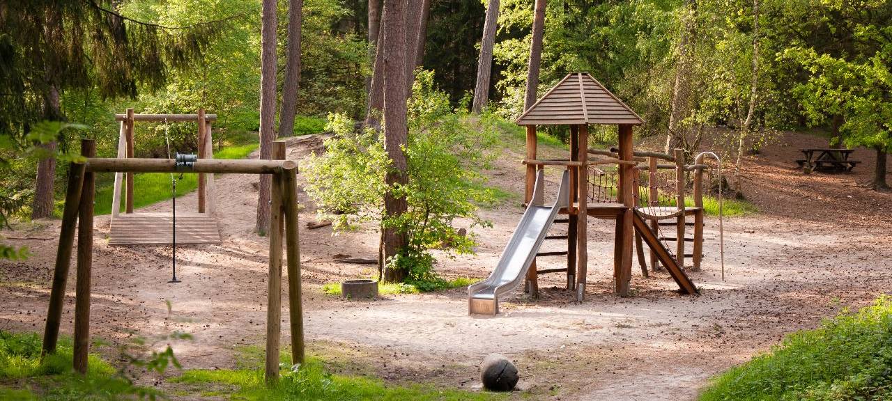 Kinder gestalten ihren Waldspielplatz