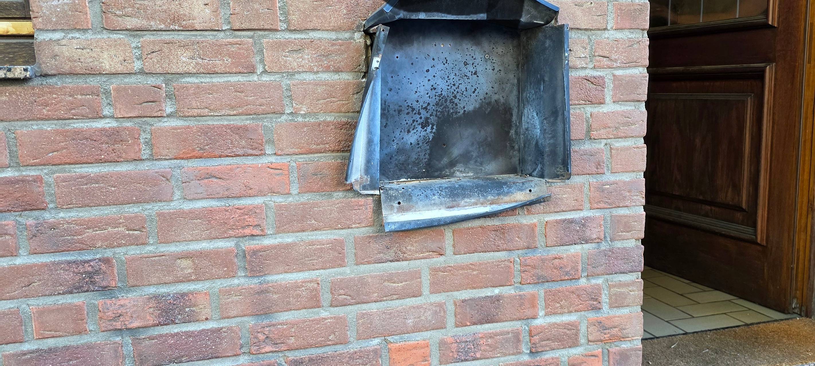 AfD-Briefkasten durch Böller beschädigt