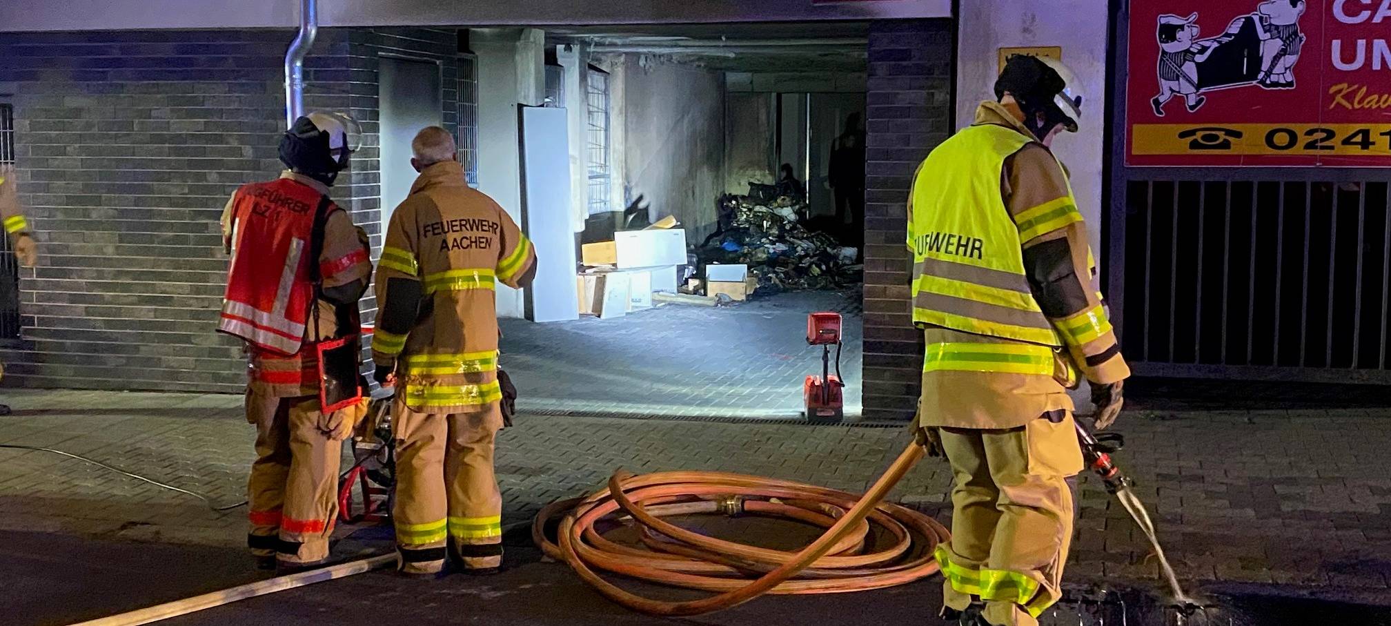 Brennende Mülltonne sorgt für versperrten Fluchtweg