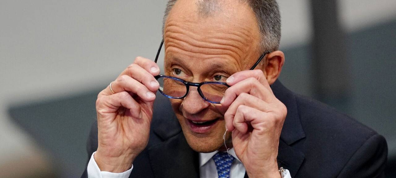 Der designierte Bundeskanzler Friedrich Merz (CDU) steht im Bundestag bei der Kanzlerwahl. CDU-Chef Friedrich Merz ist bei der Kanzlerwahl im Bundestag im ersten Wahlgang durchgefallen.