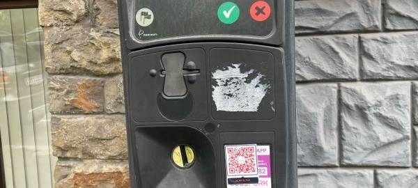 Aachen: Gefälschte Aufkleber auf Parkautomaten