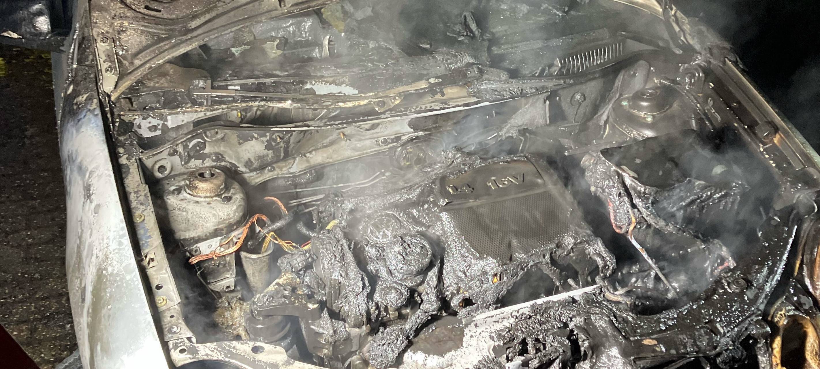 PKW-Brand in der Nacht