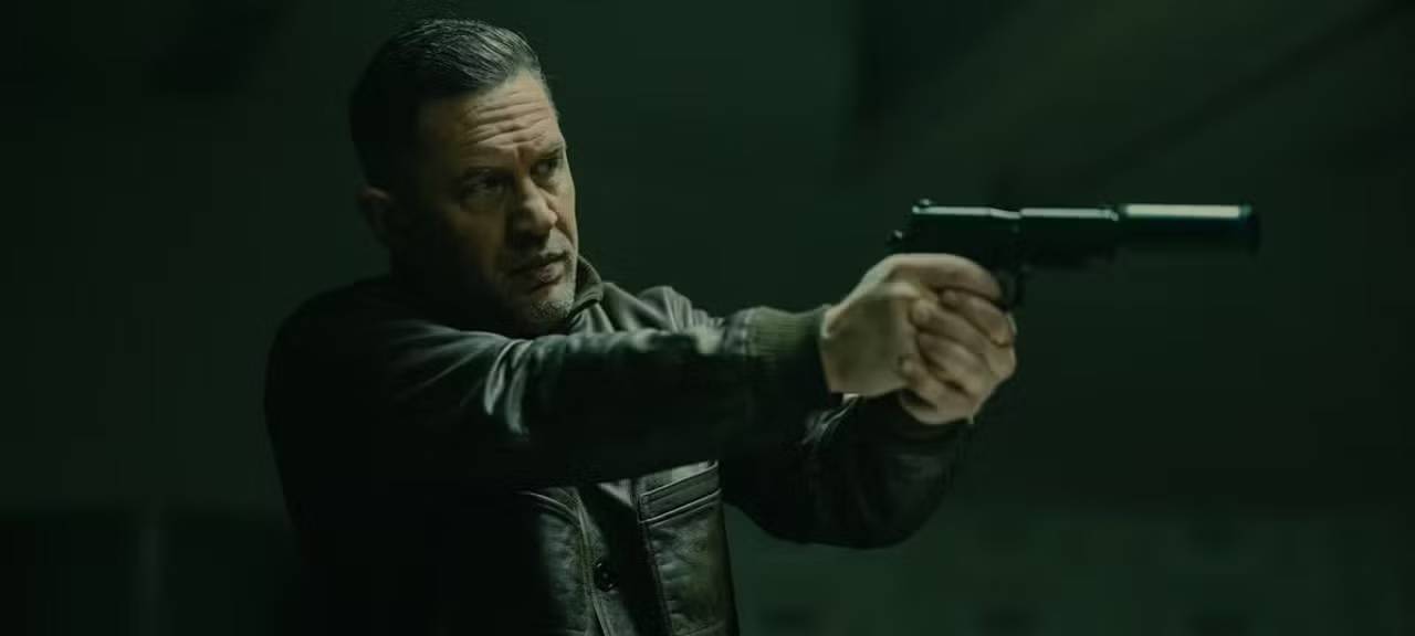 Harry muss die Pistole rausholen.