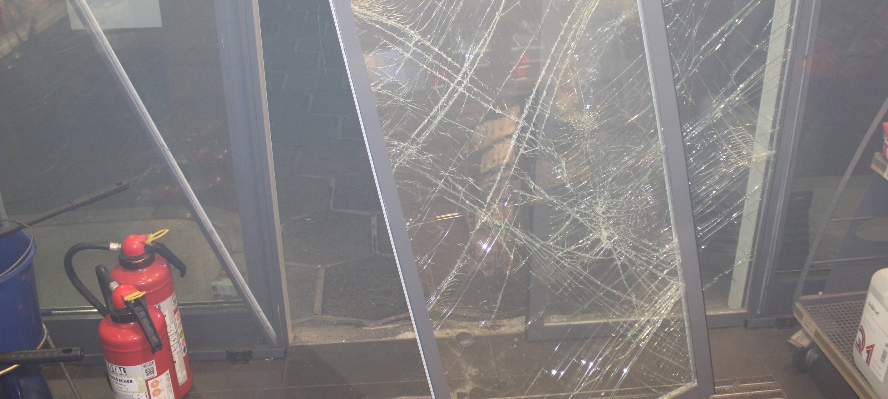 Stolberg: Mit Gullydeckel in Tankstelle eingebrochen