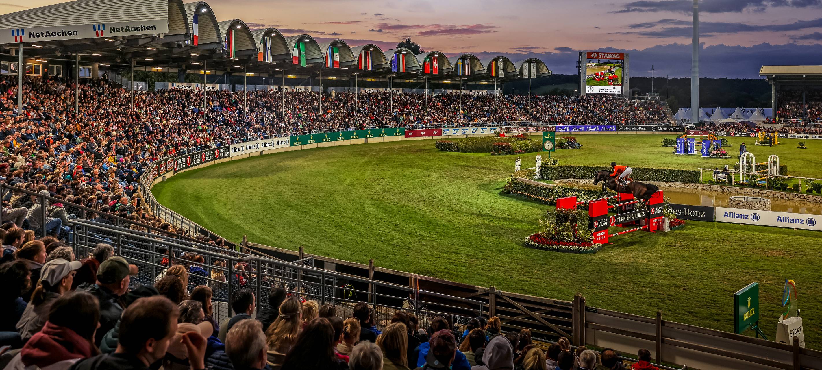 Das Foto zeigt das ausverkaufte Hauptstadion während des Mercedes-Benz Nationenpreises beim CHIO Aachen 2024