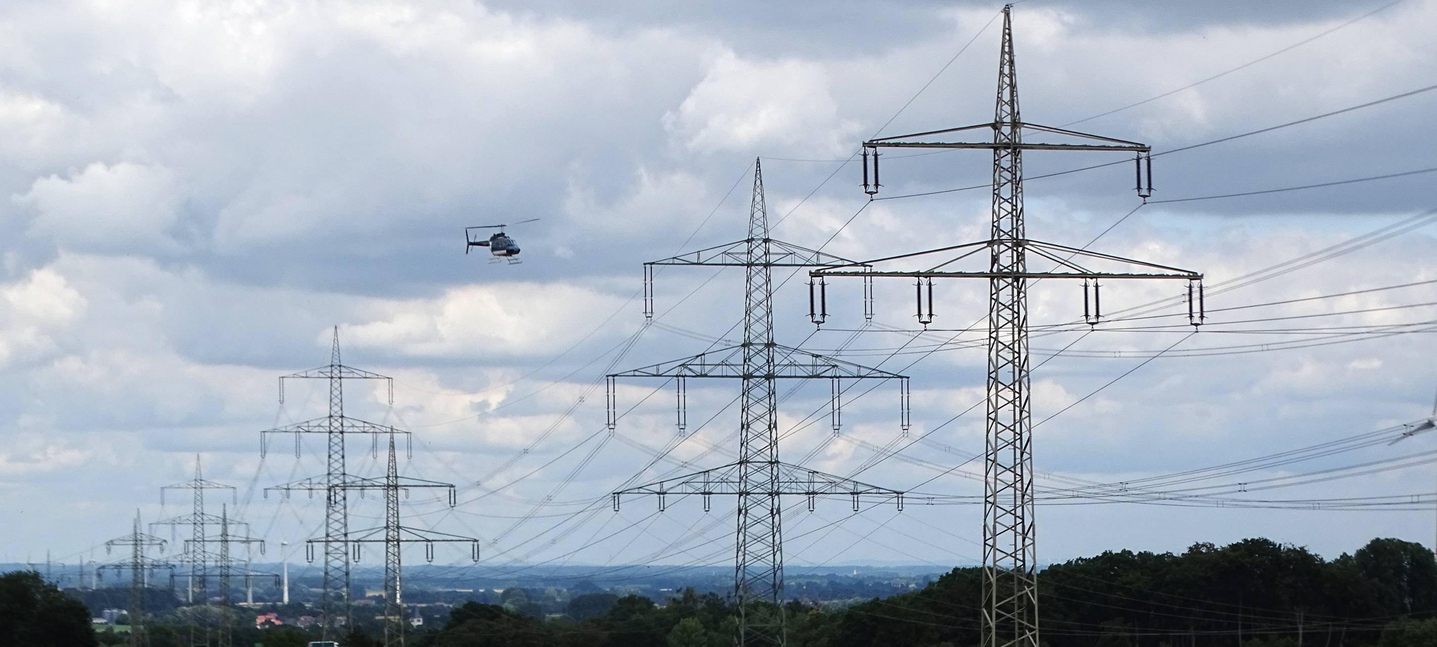 Helikopter-Kontrollen der Stromnetze