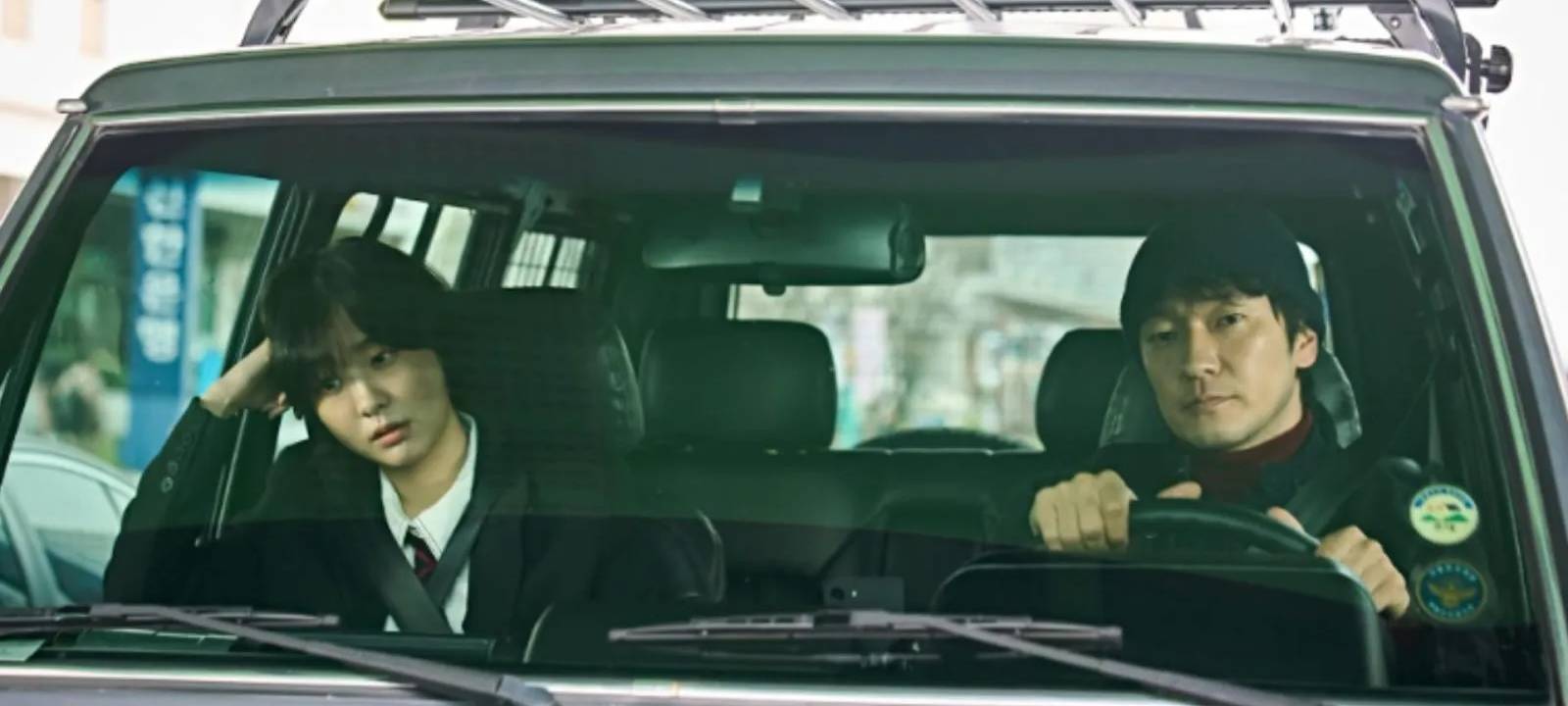 Die Ermittler im Auto.