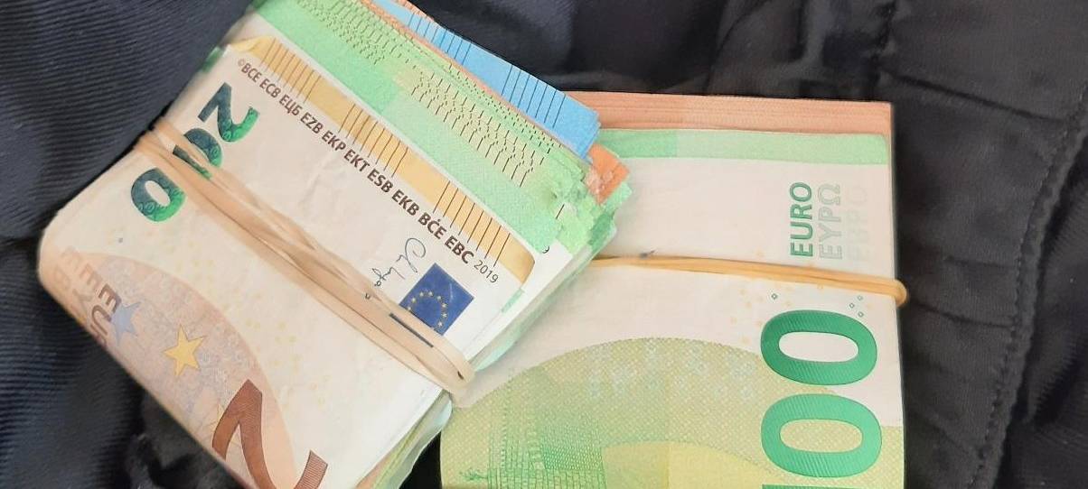 A44: Polizei findet mutmaßliche Hehlerware und Welpen im Van