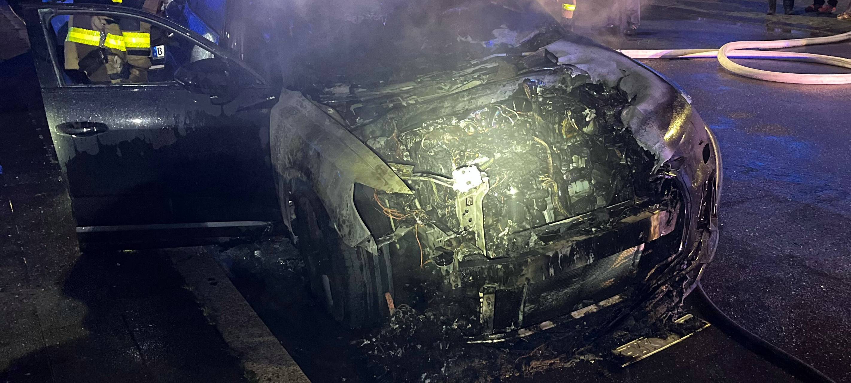 Fahrzeugbrand: Brandstiftung in der Viktoriastraße?