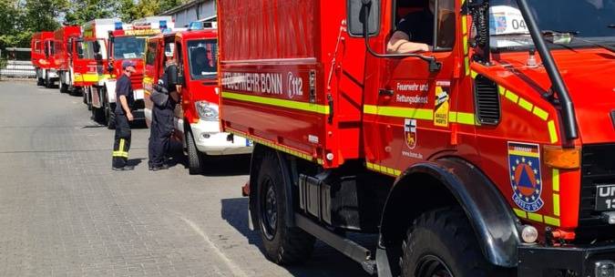 Auf den Weg nach Spanien: Feuerwehr-Konvoi macht hat in Aachen
