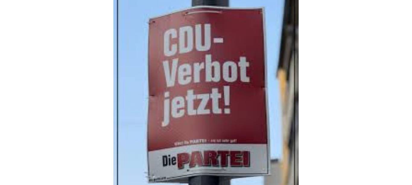 CDU deckt Plakate von "Die Partei" ab