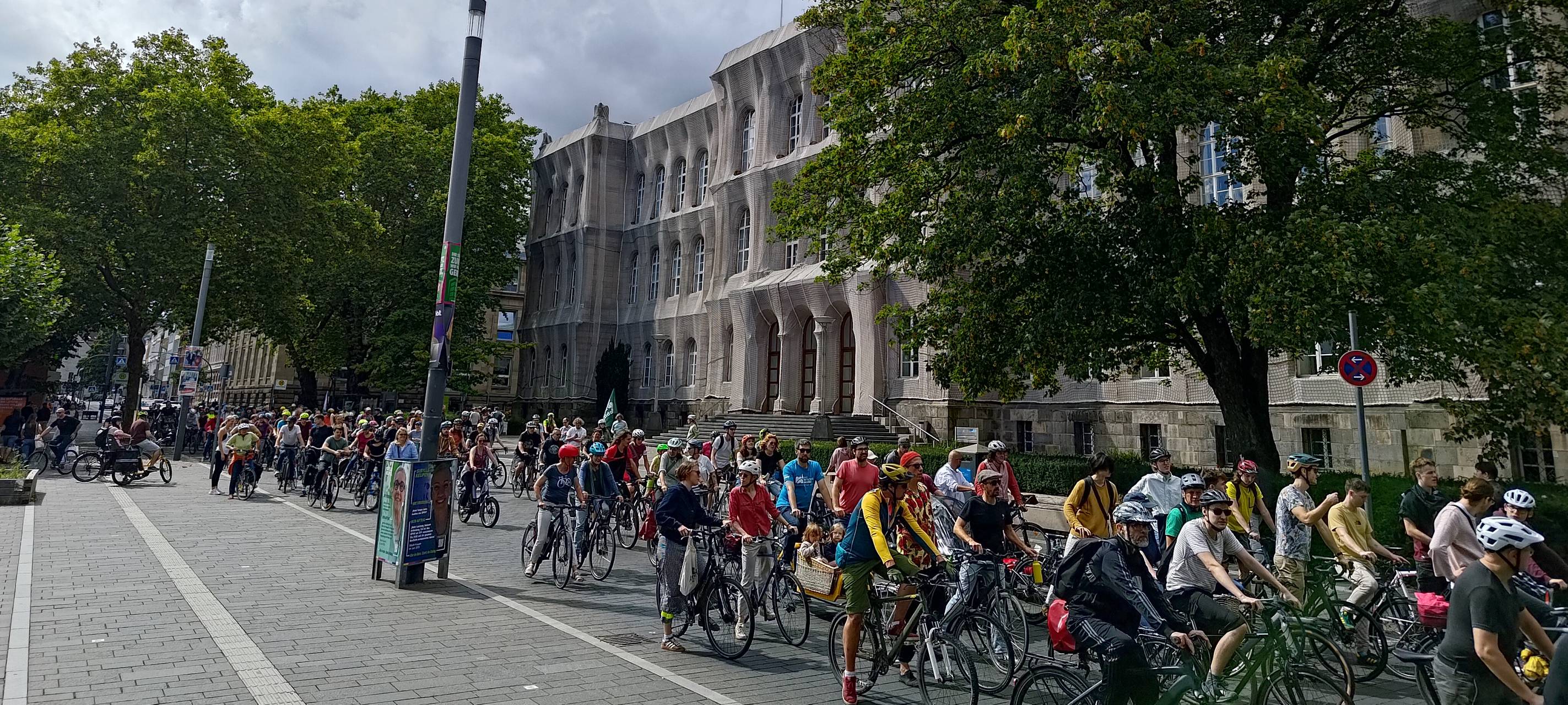 2000 bei Demo mit Fahrrad-DJ