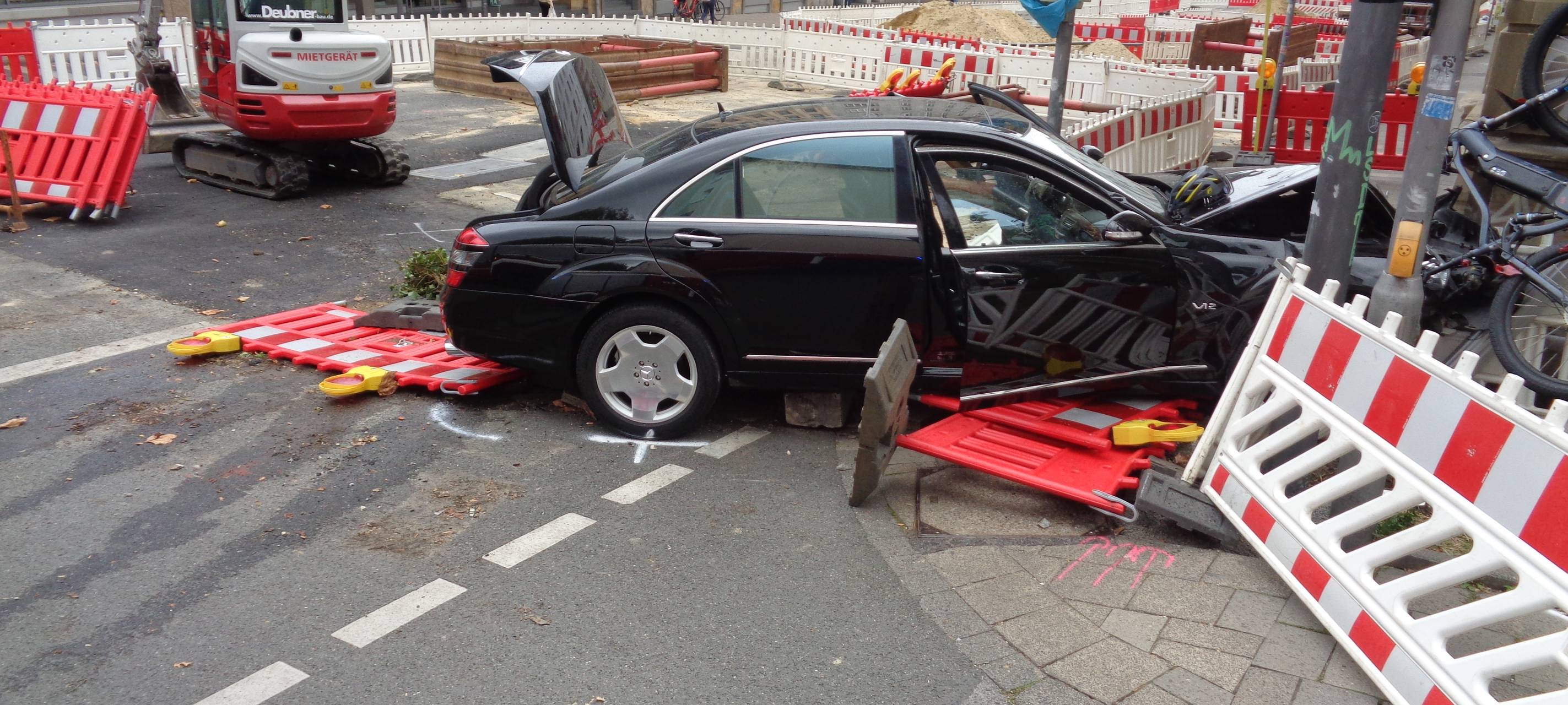 Autofahrer fährt über rote Ampel - zwei Menschen schwer verletzt
