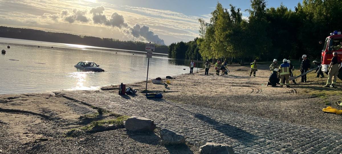 Seniorin fährt mit Auto in den Blausteinsee