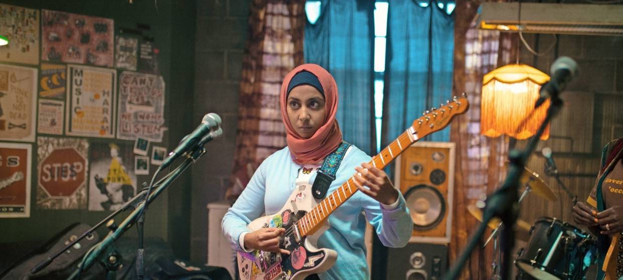 Amina an der Gitarre.