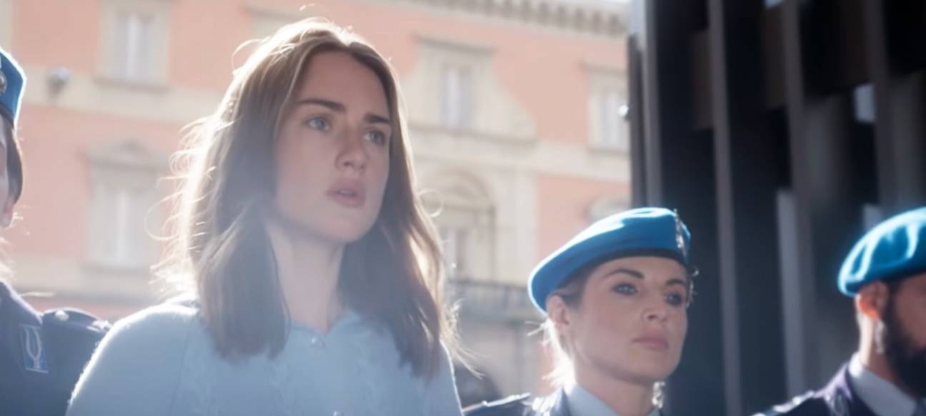 Amanda wird abgeführt.