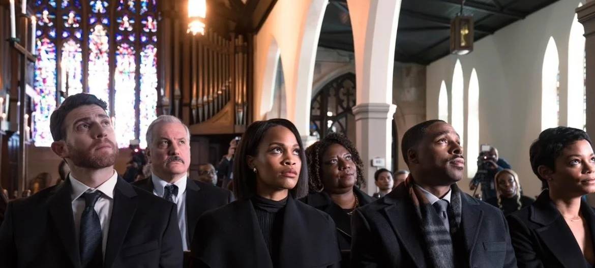 Die Kinder bei der Trauerfeier.