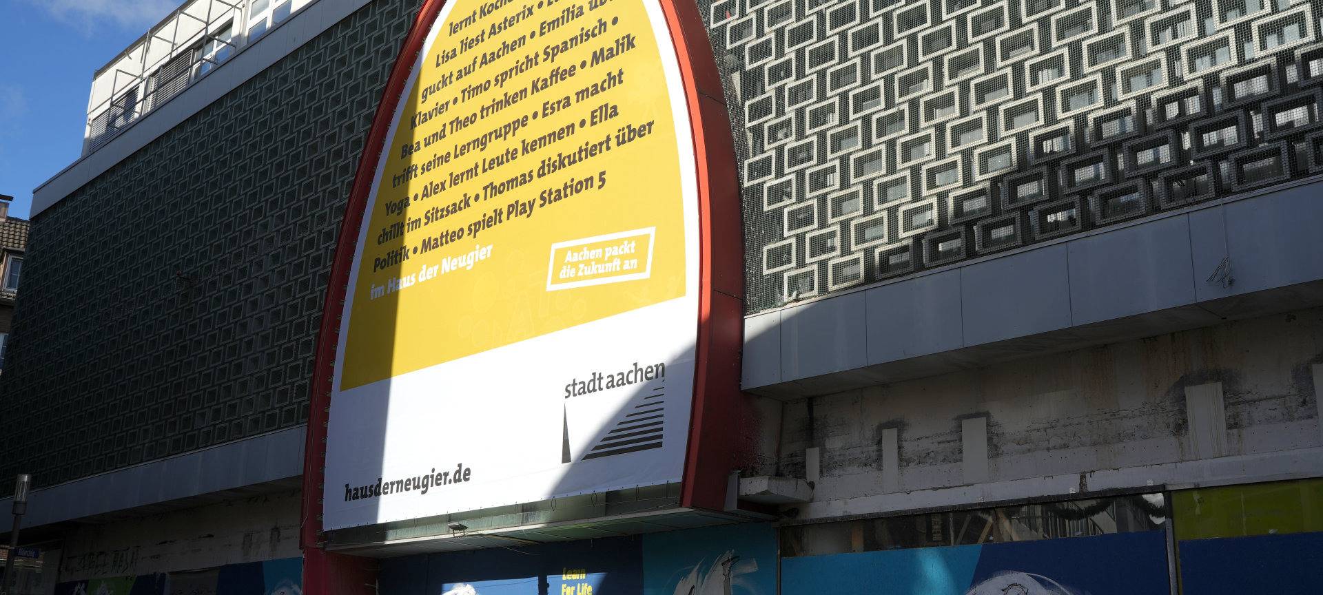 Aachen: Neues Banner am künftigen Haus der Neugier