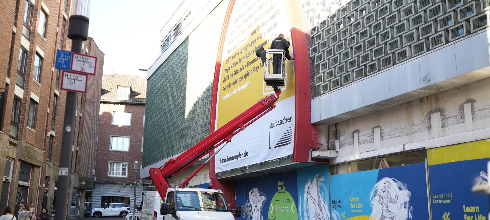 Aachen: Neues Banner am künftigen Haus der Neugier