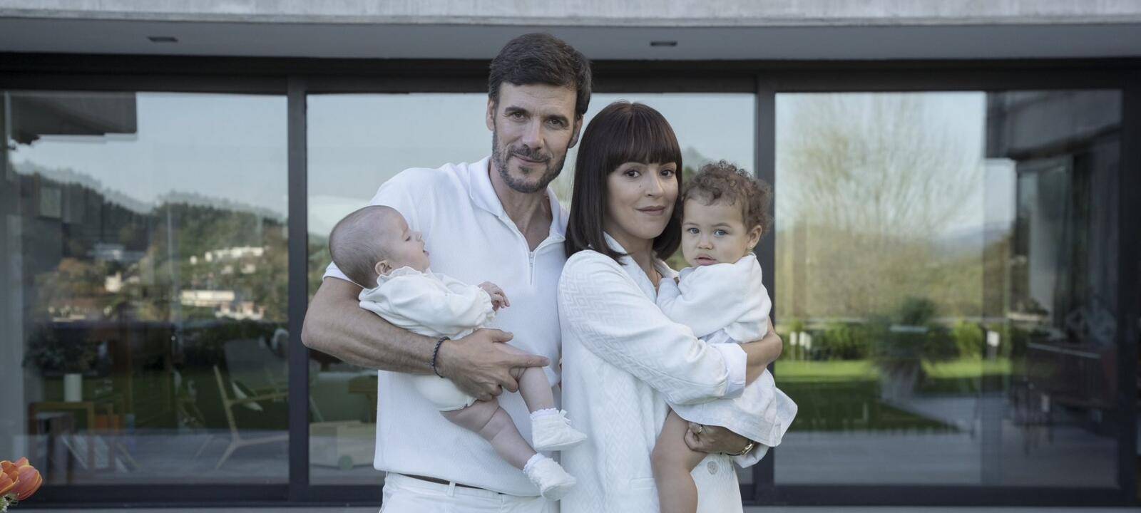 Ihre Familie ist nur eine bröckelnde Fassade.