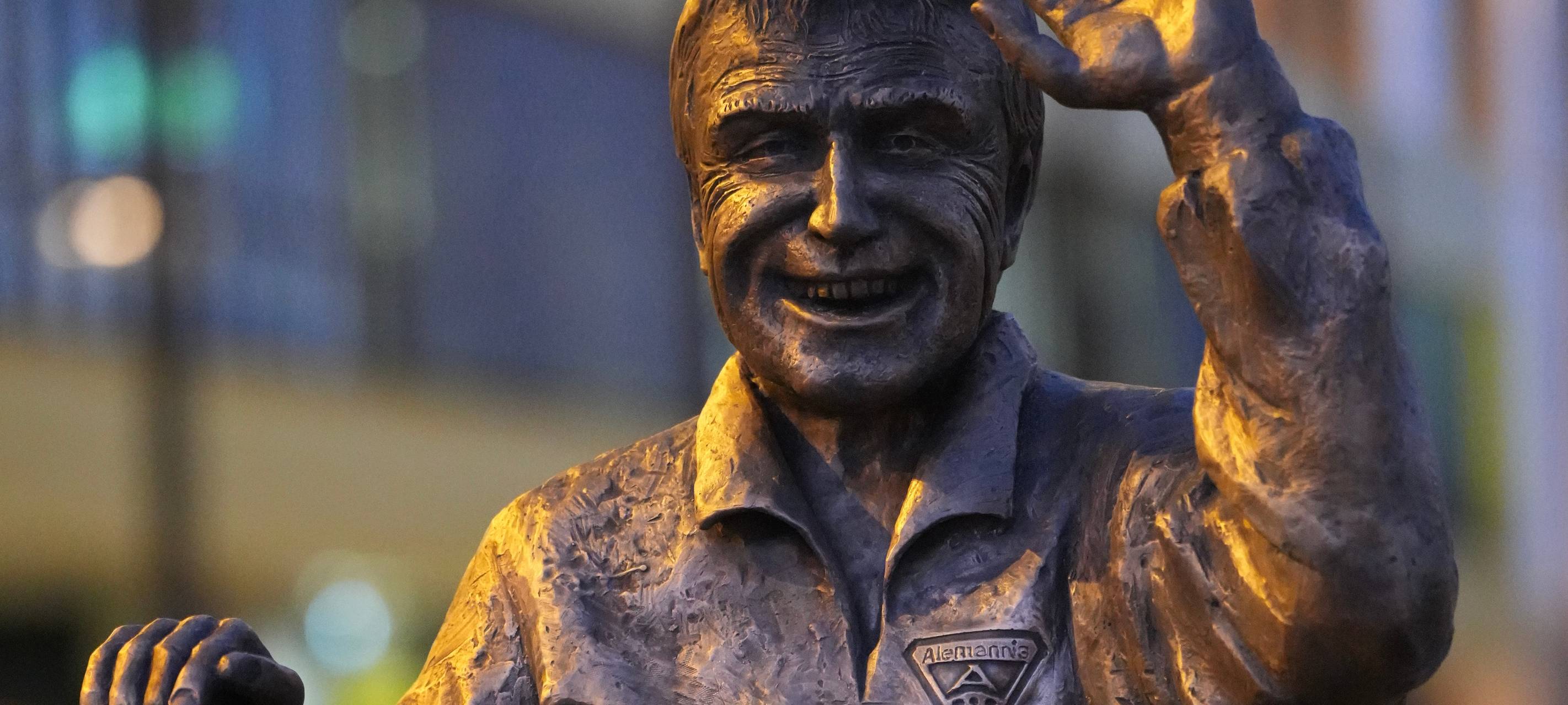 Alemannia: Mit Werner-Fuchs-Statue zum nächsten Heimsieg