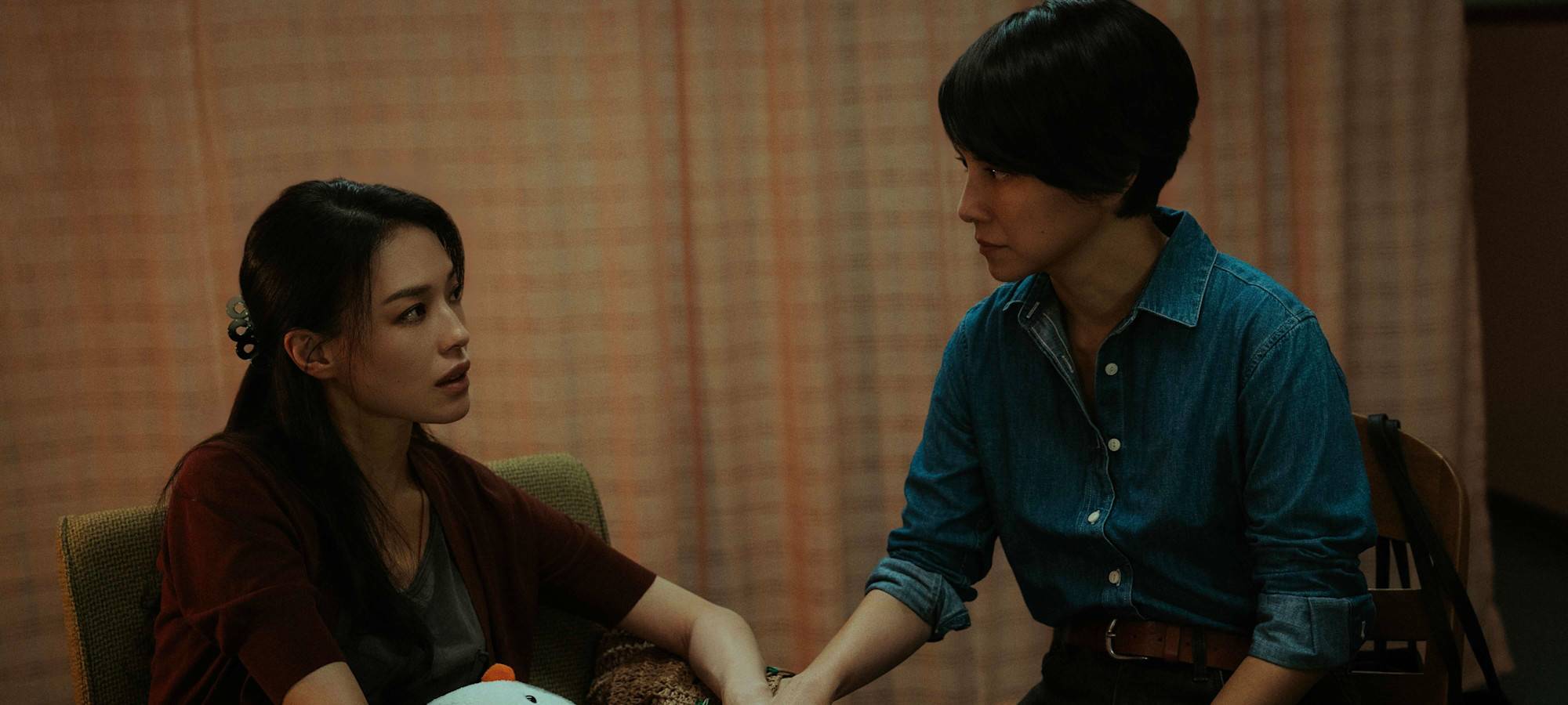 Die beiden Frauen sprechen sich ab.