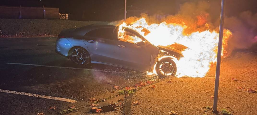 PKW-Brand in Alsdorf am Abend
