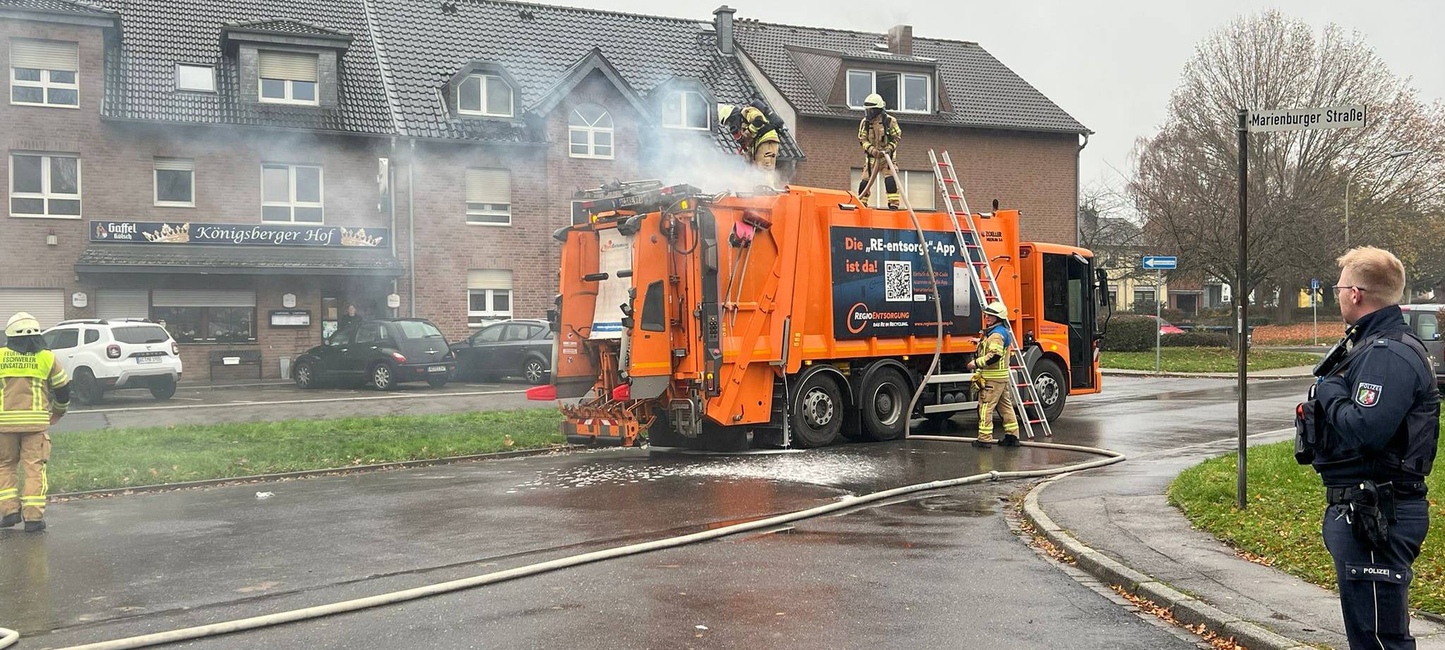 Eschweiler: Müll-Laster brennt