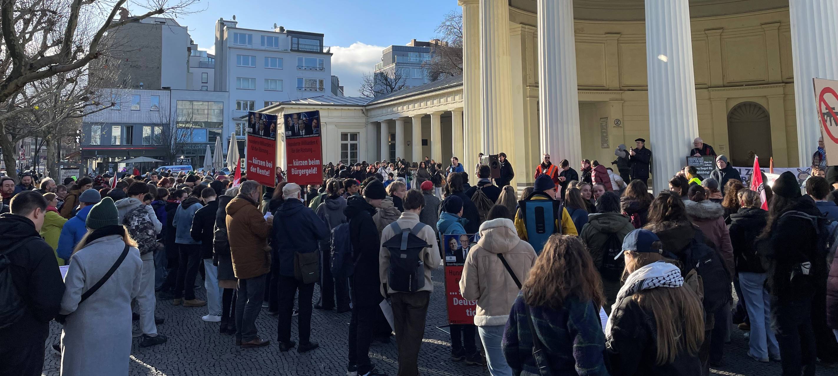 Demo gegen die Wehrpflicht in der Innenstadt