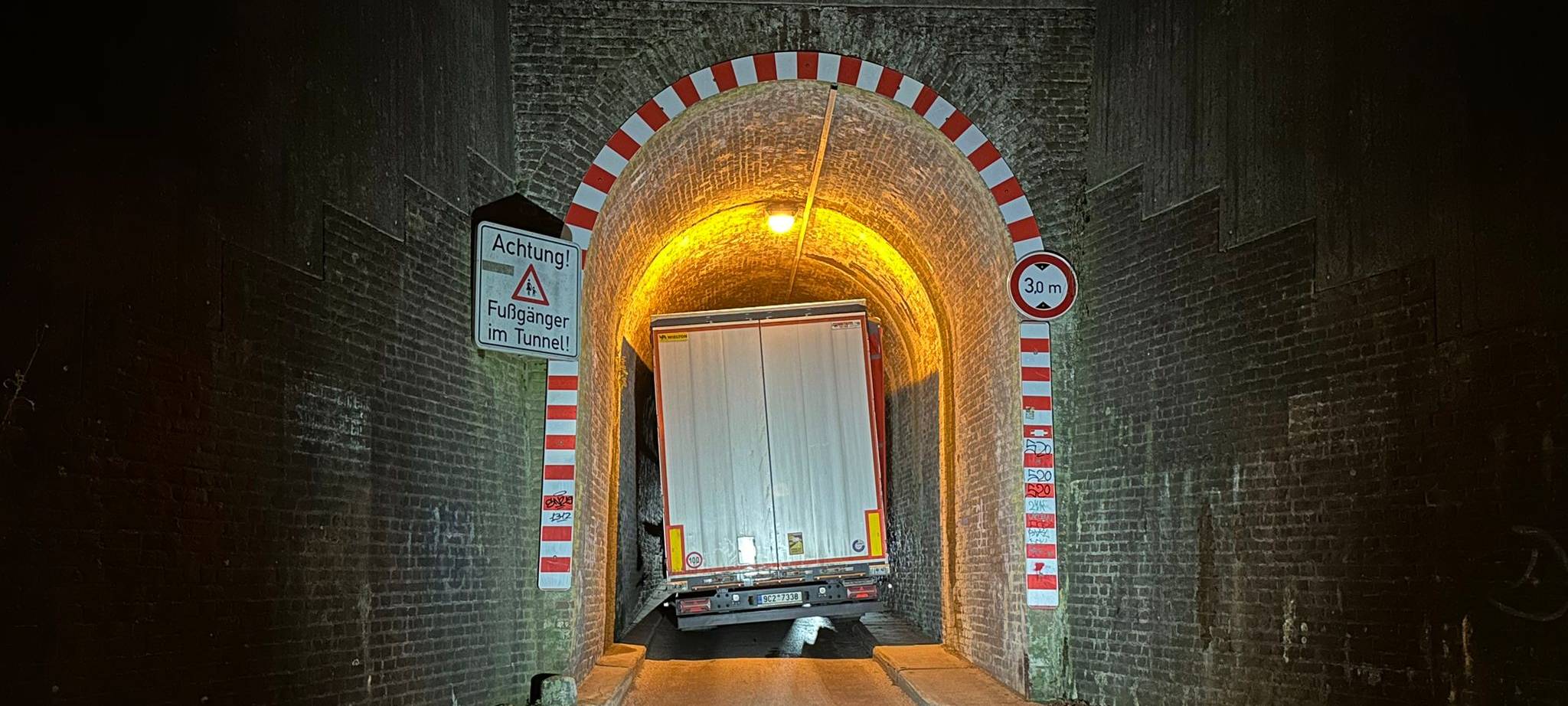 Kohlscheid: LKW bleibt in Tunnel stecken