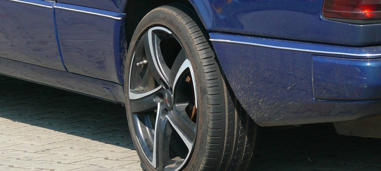 Unbekannte zerstechen Autoreifen in Aachen-Forst