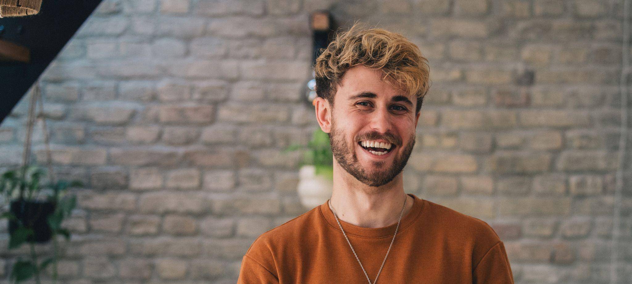 Ein Mann mit Tablet im Homeoffice