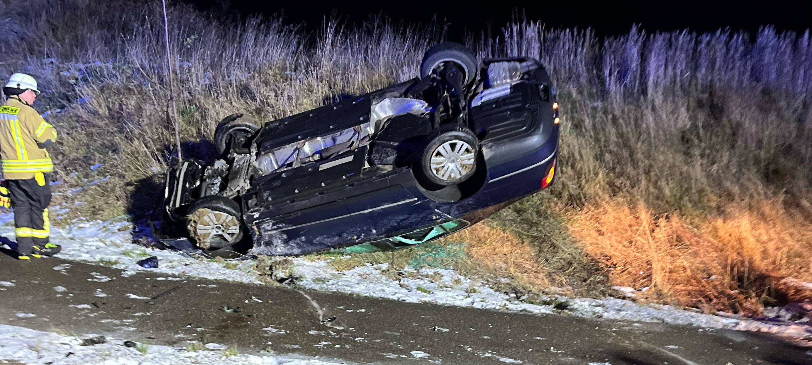 Kreisverkehr übersehen: Auto überschlägt sich