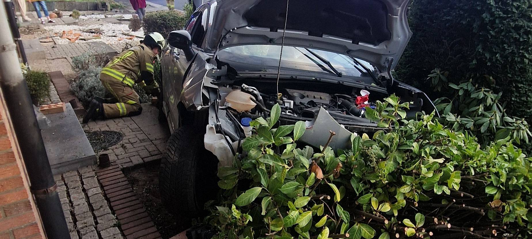 Junge Fahrerin verliert Kontrolle und fährt durch Vorgärten