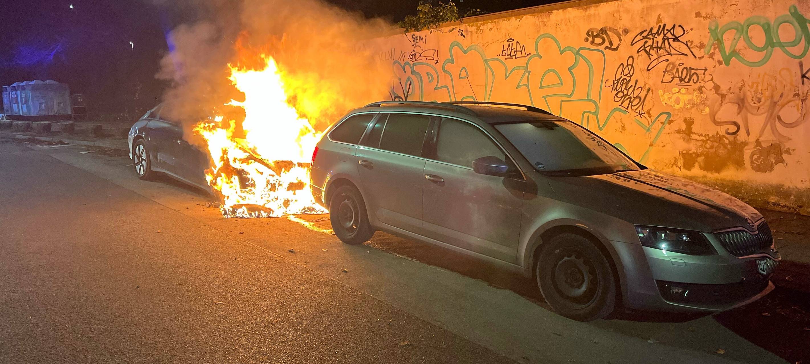 Fahrzeugbrände in der Innenstadt: Polizei sucht Zeugen