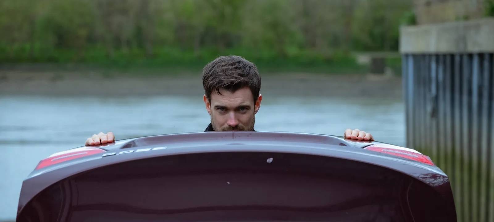 Adam hat etwas zu verbergen.